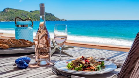 Cuvée Irresistible sur une table au bord de la mer